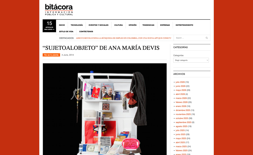 Vista de la foto-instalación Sujetoalobjeto de la artista Anamaría Devis con objetos y carteras femeninas.