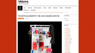 Vista de la foto-instalación Sujetoalobjeto de la artista Anamaría Devis con objetos y carteras femeninas.