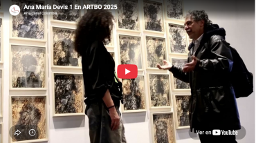 Anamaría Devis conversando sobre su proceso creativo y sus obras de arte durante la feria ARTBO.