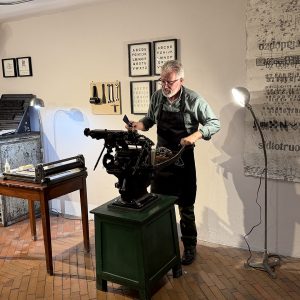 En colaboración con Taller Arte Dos Gráfico
Recreación del taller de la artista, activada durante la exposición junto al maestro impresor Héctor Céspedes