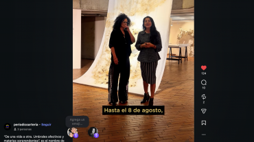 La artista colombiana Anamaría Devis trabajando en su taller, manipulando seda y materiales orgánicos rodeada de luz natural.