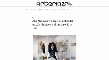 La artista colombiana Anamaría Devis durante el montaje de su exposición de arte contemporáneo en el MAMBO, interactuando con piezas de seda y elementos orgánicos.