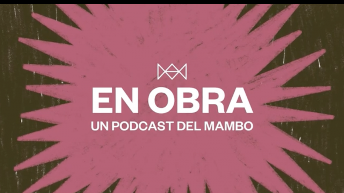 Las artistas colombianas Anamaría Devis y Ana María Rueda conversando durante la grabación del primer episodio del videopodcast En Obra en el Museo de Arte Moderno de Bogotá.