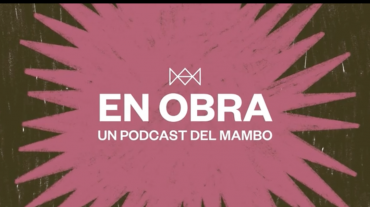 Las artistas colombianas Anamaría Devis y Ana María Rueda conversando durante la grabación del primer episodio del videopodcast En Obra en el Museo de Arte Moderno de Bogotá.